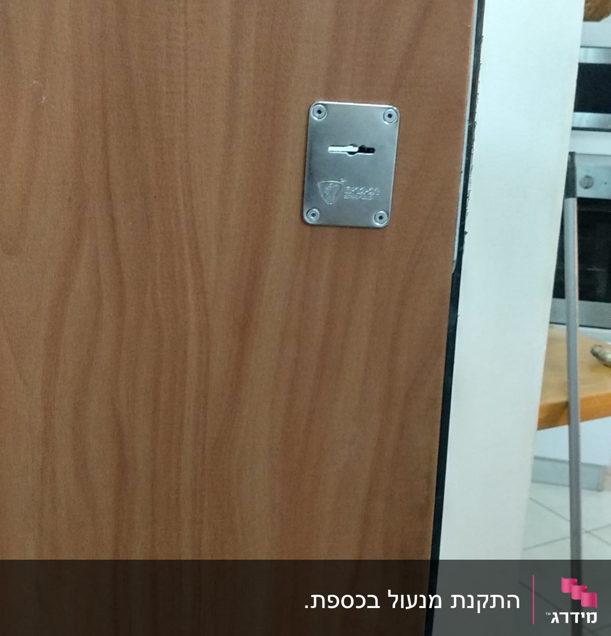 דלת עץ עם מנעול ומגן מתכת